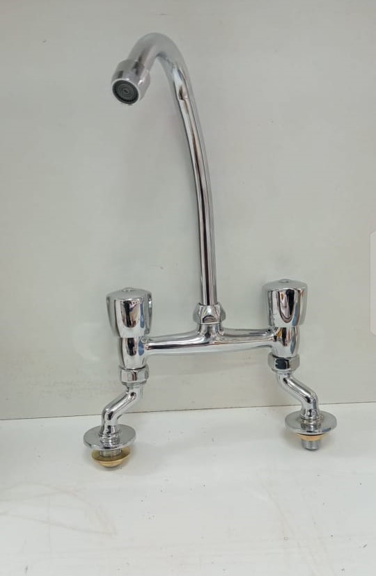 Household mixer tap for kitchens and bathrooms